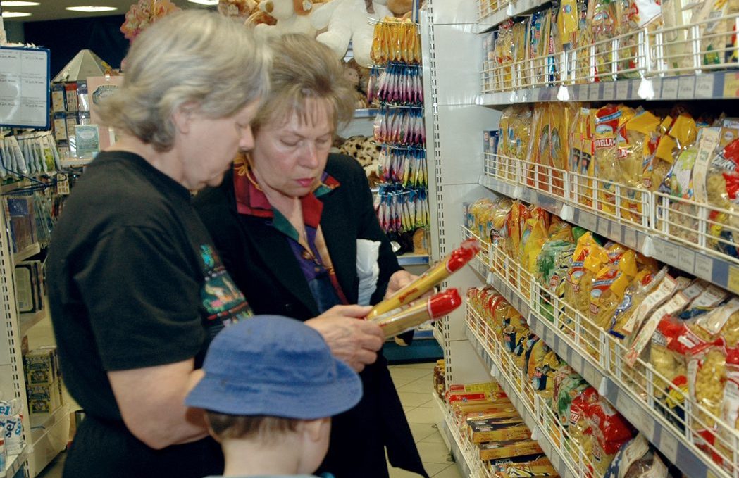 Продукт общества. Импортные качественные товары. Какой прибыл у продуктовых магазинах.